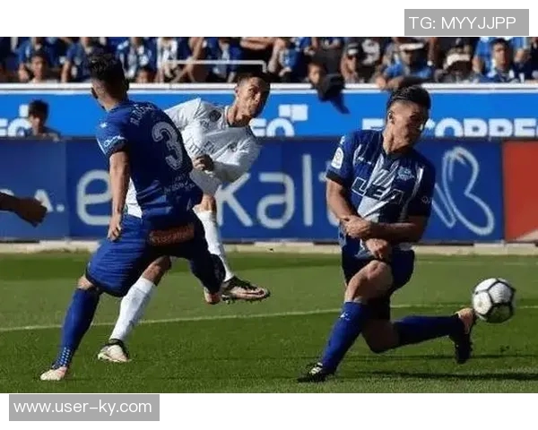 皇马密切关注阿尔克马尔19岁中场新星基斯斯米特的潜力与表现